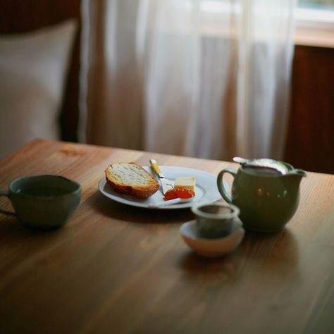 Toast and tea. Morning Teas, Tea And Toast, Breakfast Picnic, Breakfast Photography, Photography Food, Health Breakfast, Morning Tea, Julia Child, Healthy Soup Recipes