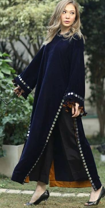 Winter Dresses Ideas Pakistani, Abaya Winter Fashion, Velvet Kaftan Dress Pakistani, Winter Kaftan Outfit, Pitch Colour Combination Dress, Printed Velvet Dress Designs, Velvet Pakistani Dress, Velvet Kaftan, Dress Design Pakistani