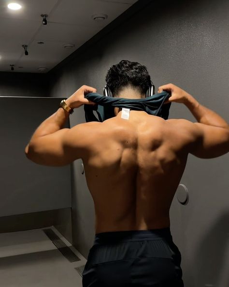 How’s the back lookin? | Instagram Men’s Back, Back Aesthetic Men, 8 Pack Abs Men, Muscled Back, Muscular Back Male, Gym Boy Aesthetic, Guy Looking Back, Back Muscles Men, Mens Gym Outfits