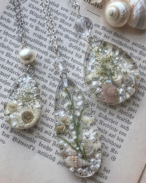 Make Up Mirror Ideas, Pale Flowers, Ethereal Jewelry, Diy Jewelry Set, Resin Crafts Tutorial, Homemade Art, Resin Jewelry Diy, Flower Molding, Resin Jewelry Making