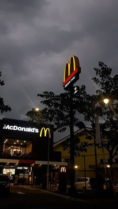 Mc Donald's, Naruto Wallpaper Iphone, Live Backgrounds, Cool Nike Wallpapers, Space Phone Wallpaper, Story Ideas Pictures, Night Scenery, Weird Dreams, Night Vibes