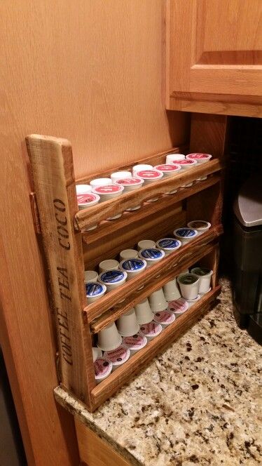 Keurig kcup Rack from pallet wood. Kerig Cups Storage Ideas, Keurig Cup Storage Ideas, Diy Kcup Organizer, Coffee Pod Storage Ideas Diy, Diy Coffee Pod Holder, K Cup Storage Ideas, Coffee Pod Storage Ideas, Kcup Storage, Keurig Hacks