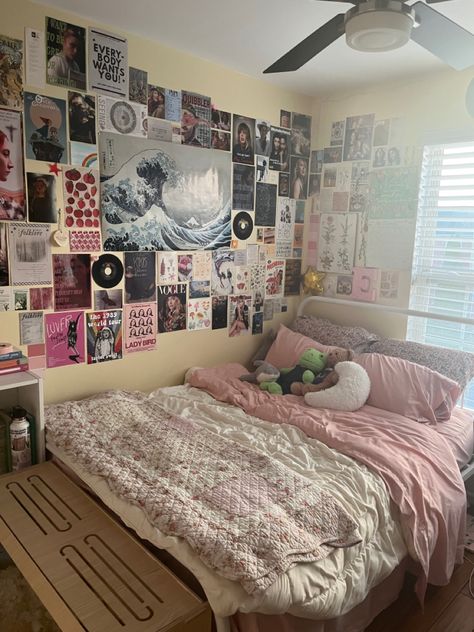 pink pretty feminine bed bedroom taylor swift Chambre Indie, Room Redesign, Room Deco, Cute Room Ideas, Pretty Room, Dreamy Room, Room Design Bedroom, Dream Room Inspiration, Room Makeover Bedroom