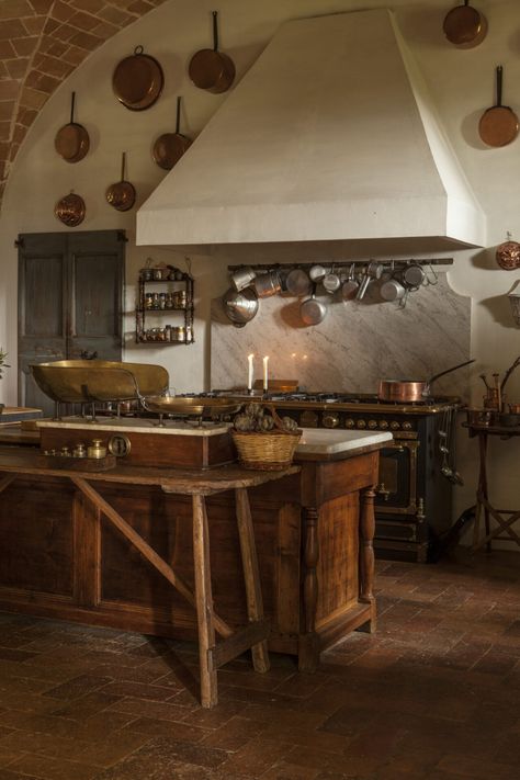 Rome Tenuta di Bertarello, a Countryside retreat - Italy Segreta Italy Kitchen, Keeping Rooms, Dreamy Kitchens, Country Style Living Room, Italian Farmhouse, French Country Living Room, Rustic Traditional, Cottage Kitchens, French Country Kitchen