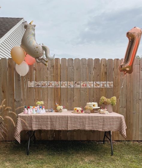 Simple Backyard Birthday Party Ideas, First Birthday Outdoor Party, Park First Birthday Party, Backyard 1st Birthday Party, Backyard First Birthday Party, Park Birthday Party Decorations, Backyard First Birthday, Cottage Core Birthday Party, Outdoor First Birthday Party