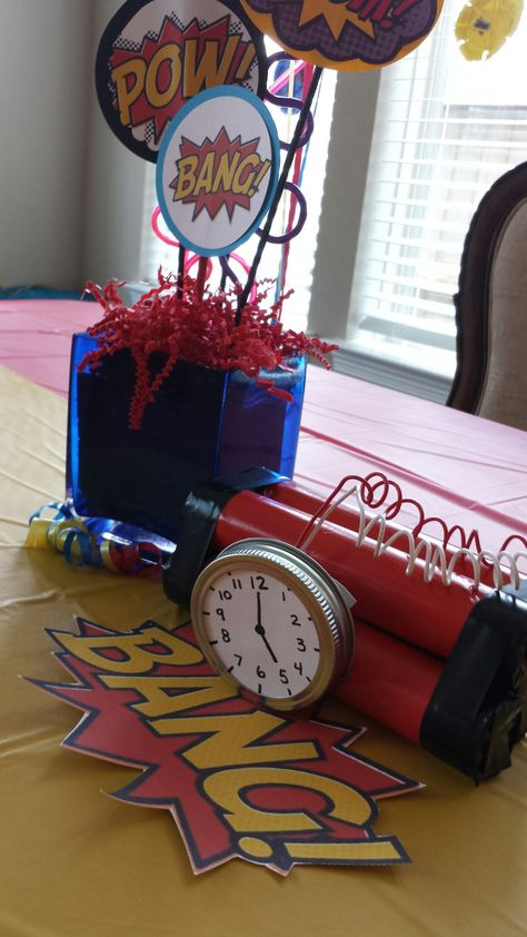 Superhero Party Table Setting, Superhero Table Centerpiece, Superhero Party Table Decor, Superhero Centerpiece Ideas, Avengers Centerpieces Ideas, Marvel Decorations, Adult Superhero Party, Superhero Centerpiece, Avengers Birthday Party Decorations