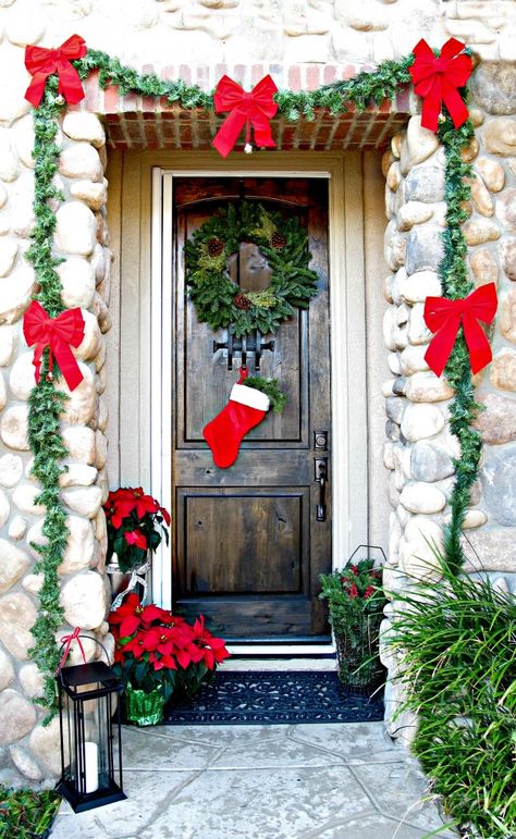 front door for Christmas Christmas Entrance Decor, Christmas Entrance, Diy Christmas Door Decorations, Diy Christmas Door, Christmas House Tour, Christmas Door Decoration, Front Door Christmas Decorations, Christmas Front Porch, Simple Christmas Decor