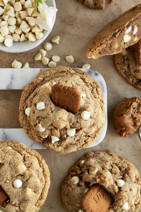 This White Chocolate Chip Biscoff Cookies Crumbly Copycat features a rich cookie butter dough studded with chocolate chips and baked until fluffy and soft. Topped with a Biscoff cookie butter, it’s every bit as delicious as Crumbl’s version and easy to make at home! Biscoff Cookies Recipe, Cookies Crumbl Copycat, Cookies Crumbl, Biscoff Cookie Recipe, Crumbl Copycat, Food Dolls, Biscoff Cookie Butter, Crumbl Cookies, Best Cookies Ever