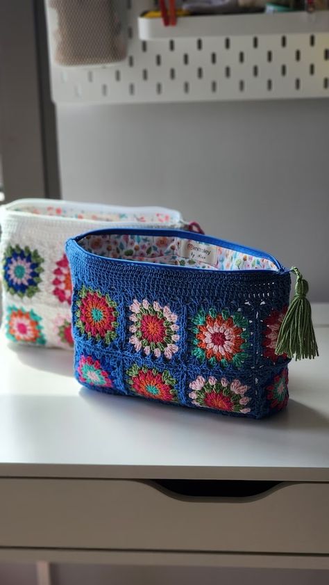 Crochet Granny Square Clutch, Granny Square Clutch Pattern, Crochet Toiletry Bag, Granny Square Zipper Pouch, Small Granny Square Projects, Crochet Granny Square Pouch, Crochet Makeup Pouch, Small Crochet Pouch, Crochet Bag Pouch