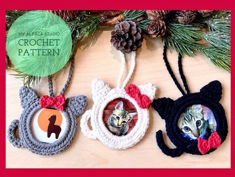 One Hour Crochet Projects, Crochet Picture Frame, Crochet Photo Frame, Diy Crochet Animals, English Terms, Crochet Pattern Cat, Frame Ornaments, Photo Frame Ornaments, Ornaments Crochet