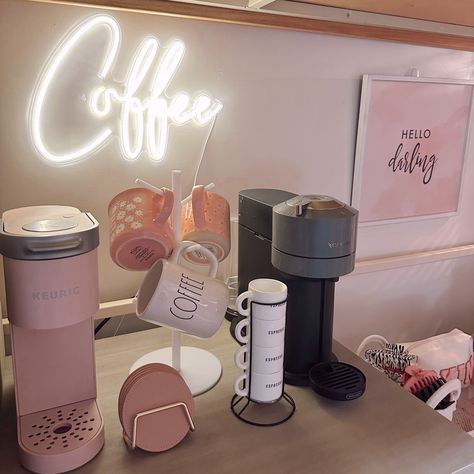 Keurig In Bedroom, Basement Beauty Salon Ideas, College Apartment Coffee Bar, College Coffee Bar, Pink Keurig Coffee Station, College Dorm Coffee Station, Pink Apartment Aesthetic Kitchen, Pink Coffee Bar Ideas, Coffee Bar Ideas Dorm