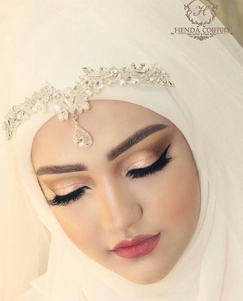 Pinterest @adarkurdish Wedding Hijab Styles, Muslim Wedding Gown, Sabyasachi Bridal, Hijabi Brides, Muslim Brides, Bridal Hijab, Marriage Dress, Hijab Wedding Dresses, Muslim Wedding Dresses