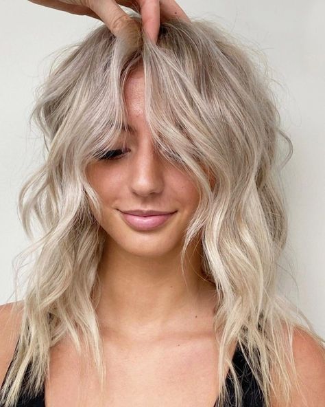 Shaggy For Fine Hair With Bangs, Fall Haircuts 2023 Fine Hair, Shaggy Bob For Fine Hair Shoulder Length, Blonde Balayage Shag Bangs, Women’s Hair 2023 Summer, Shaggy Womens Hair, Medium Length Shaggy Blonde Hair, Shoulder Length Shag Fine Hair, Medium Length Textured Haircut Fine Hair