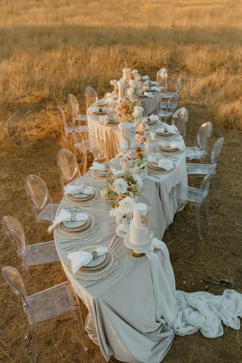 Serpentine Table with Desert Inspiration Table Set Ups, Serpentine Table, Desert Inspiration, Wedding Table Layouts, Wedding Table Runner, Wedding Reception Seating, Reception Seating, Wedding Set Up, Bhldn Weddings