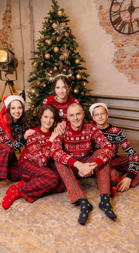 Christmas Family Sweaters, Family Christmas Pictures Pjs, Indoor Christmas Photoshoot Families, Family New Year Photo Shoot, Family Christmas Pictures Pajamas, New Year Family Photo Ideas, Family Pajamas Christmas Photo Ideas, Christmas Family Poses, Christmas Photoshoot Poses