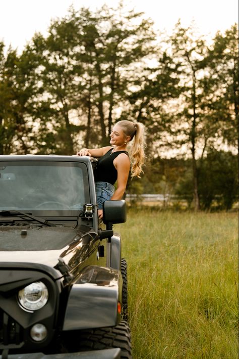 Jeep Wrangler Senior Pictures, Photoshoot With Jeep Wrangler, Senior Pictures With Jeep Wrangler, Jeep Picture Ideas Instagram, Jeep Graduation Pictures, Cute Jeep Pictures, Pictures With Trucks Photo Ideas, Senior Picture Ideas Truck, Jeep Senior Pictures