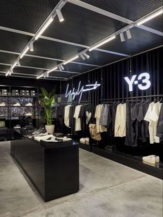 Modern Clothing Store Design Boutique Interior, Adidas Interior Design, Industrial Clothing Store, Streetwear Store Interior, Apparel Store Design, Small Clothing Store Interior, Clothes Showroom, Small Boutique Interior, Clothing Boutique Decor