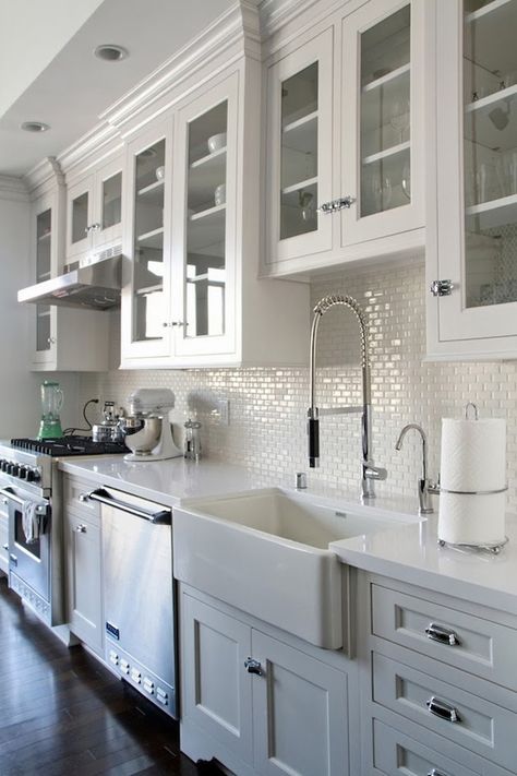 Subway Tile Kitchen Ideas-23-1 Kindesign Sink Decor, Kabinet Dapur, Farmhouse Kitchen Cabinets, Kitchen Cabinets Makeover, Classic Kitchen, Kitchen Farmhouse, Hus Inspiration, Kitchen Sinks, Kitchen Redo