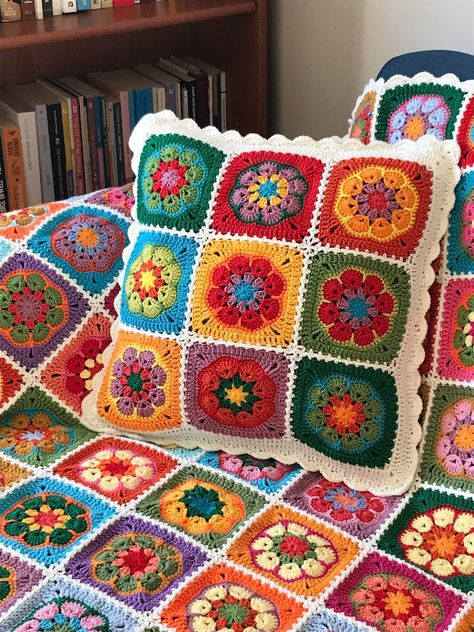 50x50 African Flowers Decorative Throw Festival - Etsy Tempreture Blanket, Crochet Home Decor Boho, Crochet Throw Pillow Pattern, Granny Square Color Combinations, Granny Square Pillow Cover, African Flower Crochet Pattern, African Flower Granny Square, Crochet Flower Pillow, Crochet Bed Cover