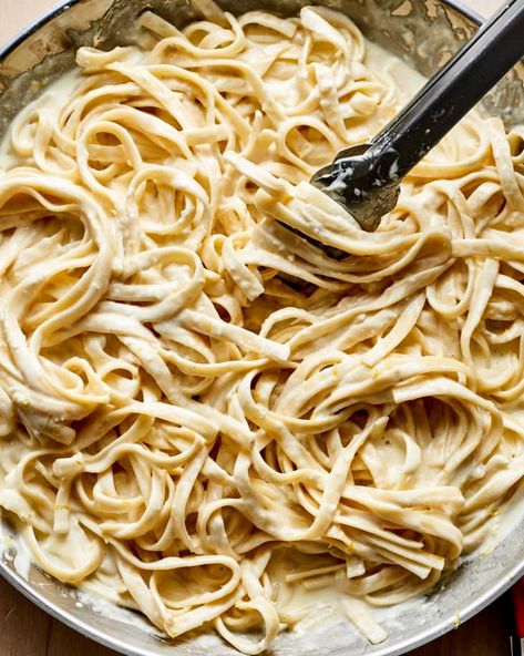 Fettucini Alfredo Recipe, White Pasta Sauce Recipe, Fettucini Alfredo, Italian Main Dishes, Fettuccine Alfredo Recipe, Giada Recipes, White Sauce Recipes, Fettuccine Alfredo Recipes, White Sauce Pasta