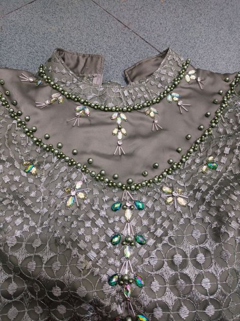 Kebaya payet mutiara Payet Kebaya Brokat Detail, Payet Leher Brokat, Payet Leher Mutiara Simple, Payet Leher Simple, Pola Payet Leher, Motif Payet Simple, Model Payet Mutiara, Payet Leher Kebaya, Inspirasi Payet Leher