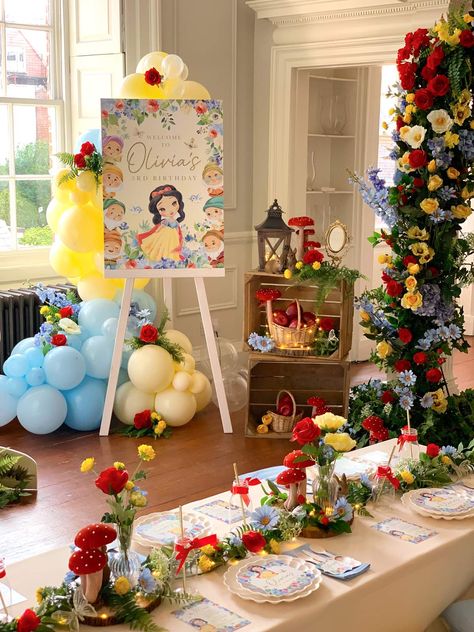 Snowhite Birthday Party Ideas, 1st Birthday Party Winter Ideas, Snow White Birthday Backdrop, Snow White First Birthday Photoshoot, Snow White And 7 Dwarfs Birthday Party, Seven Dwarfs Birthday Party, Snow White Tea Party, Snow White Bday Party Ideas, Snow White Decorations Party