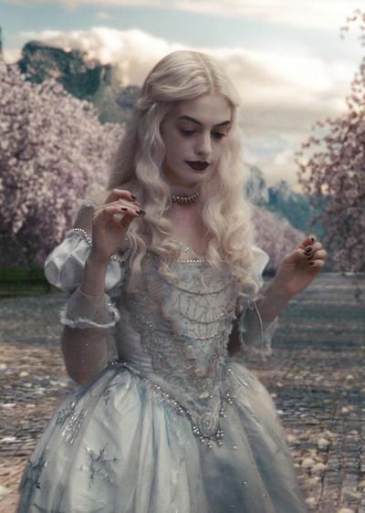 Queen Alice, Alice In Wonderland Aesthetic, Foto Disney, Alice Madness Returns, Tim Burton Films, Tim Burton Movie, Alice Madness, Queen Aesthetic, Disney Live Action