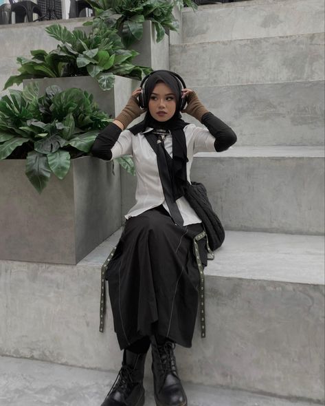 Black Outfits Hijab Casual, Goth Hijabi Outfits, Grunge Hijab Outfit, Punk Hijabi, Modest Acubi Fashion, Mafia Outfit Ideas, Hijabi Friendly Outfits, Hijabi Grunge, Modest Grunge Outfits