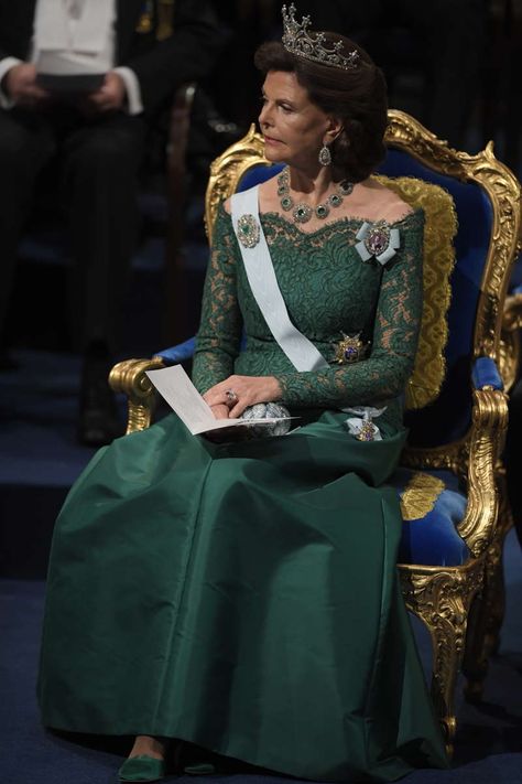 Queen Silvia Of Sweden, Sweden Fashion, Royal Portraits, British Royal Families, Award Ceremony, Queen Silvia, Queen Dress, The Concert, Royal Families