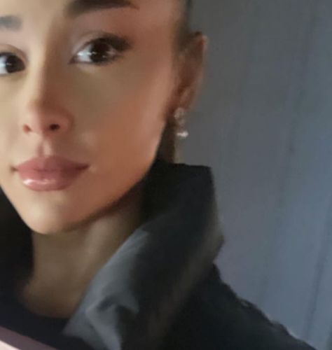 (17) Ariana Grande Today (@ArianaToday) / Twitter Ariana Grande Selfie, Ariana Grande Today, Ariana Grande News, Instagram Pfp, Ariana Instagram, Ariana Grande Cute, Ariana Grande Photos, Verge Girl, Ariana Grande Pictures