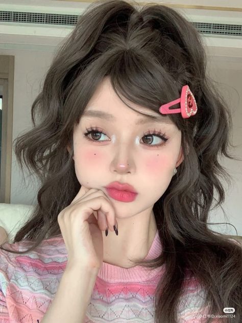 Dreamy Aesthetic, Douyin Makeup, Plants Growing, Bold Lips, Dewy Skin, Chengdu, Latest Trend, Makeup Trends, Hair Pins