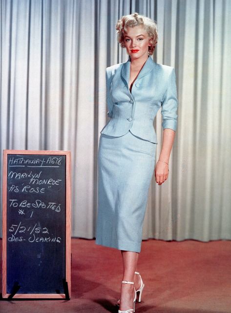 Marilyn Monroe in a costume test for NIAGARA (May 21, 1952) Marylin Monroe Iconic Dress, Marylin Monroe Casual, Marylin Monroe Dress White, Marylin Monroe Jfk Dress, Marilyn Monroe Some Like It Hot Dress, Marilyn Monroe Makeup, Marilyn Monroe Outfits, Marilyn Monroe Costume, Marilyn Monroe Gif