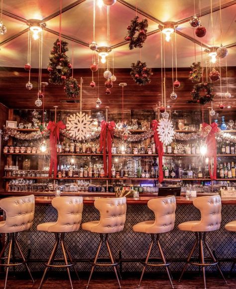 Holiday Bar Decorations, Pop Up Christmas Bar Ideas, Christmas Bar Decorations Restaurant, Cafe Christmas Decor, Christmas Cafe Decor Ideas, Christmas Restaurant Decorations, Christmas Decor Restaurant, Christmas Bar Decorations, Bar Christmas Decorations