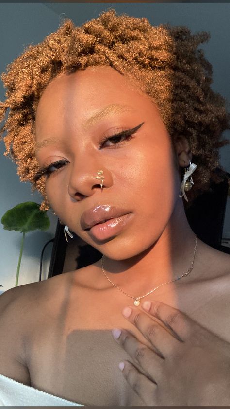 Honey Blonde Eyebrows, Blond Hair And Eyebrows, Golden Nose Piercing, Dyed Hair And Eyebrows, Brown Eyebrows Black Women, Dyed Eyebrows Black Women, Ginger Eyebrows Black Women, Blonde Eyebrows Black Women, Bleached Eyebrows Aesthetic