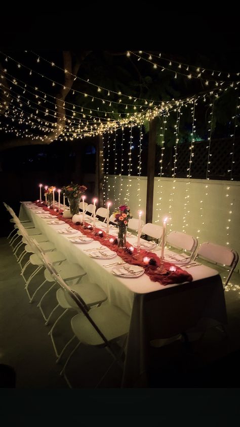 Hosting A Thanksgiving Dinner Party, Friendsgiving Outside, Friend Giving Ideas, Backyard Thanksgiving Dinner, Friendsgiving Backdrop Ideas, Friends Giving Dinner Party Ideas, Patio Dinner Party, Friendsgiving Party Decorations, Friendsgiving 2023