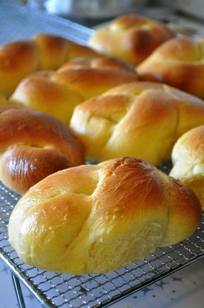 خبز فرنسي, Portuguese Sweet Bread, Resepi Roti, Baked Breads, Honey Bread, Pane Dolce, Bread Recipes Sweet, Crumpets, Deilig Mat