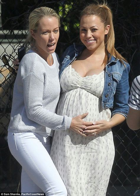 Kendra Wilkinson and her bff Jessica Hall havings a girls day. Hank Baskett, Kendra Wilkinson, Jessica Hall, Jean Jeggings, Reality Tv Shows, Girl Day, Baby Bumps, Best Friends Forever, Baby Bump