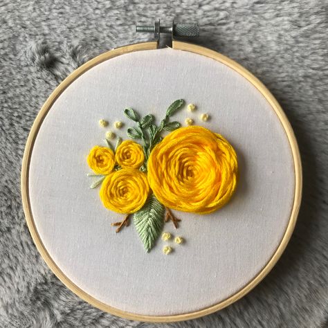 Yellow Rose Embroidery, Roses Embroidery, Embroidery Hoop Art Diy, Embroidery Hoop Crafts, Clothes Embroidery Diy, Simple Hand Embroidery Patterns, Ribbon Embroidery Tutorial, Diy Embroidery Designs, Hand Embroidery Patterns Flowers