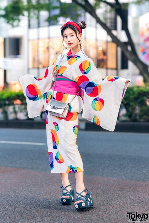 Vintage Yukata & Floral Sandals Worn by Japanese Actress in Harajuku, Tokyo Japan Summer Outfit, Mode Harajuku, Japanese Life, Harajuku Japan, Japanese Yukata, Harajuku Tokyo, Modern Kimono, Japanese Actress, Harajuku Fashion Street