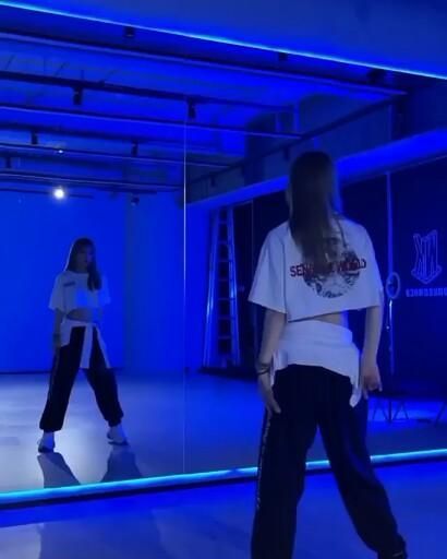 Video Dancing, Kore Ulzzang, Korean Dance, Dance Outfits Practice, Ballet Dance Videos, Jung So Min, Hip Hop Dance Videos, Cool Dance Moves, Dance Workout Videos