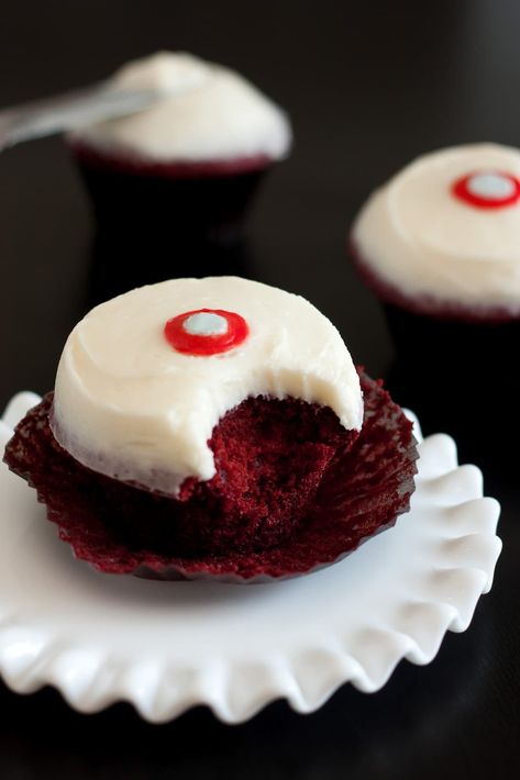 If you've ever tried a Sprinkles Red Velvet Cupcake then I have the feeling you are really going to love this post. My family is obsessed with Sprinkles Cu Sprinkles Cupcake Recipes, Red Velvet Cupcakes Recipe, Cupcakes Red Velvet, Best Cupcakes, Sprinkle Cupcakes, Cupcakes With Cream Cheese Frosting, Copykat Recipes, Velvet Cupcakes, Red Velvet Cupcakes