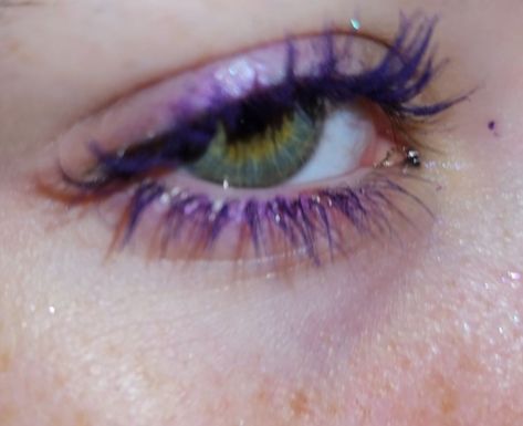 Purple Mascara Green Eyes, Purple Makeup Green Eyes, Green Eyes Purple Eyeshadow, Purple Makeup Hooded Eyes, Purple Mascara Brown Eyes, Colored Mascara Brown Eyes, Purple Mascara Looks, Purple Eyeshadow Green Eyes, Darcy Winx Club Aesthetic