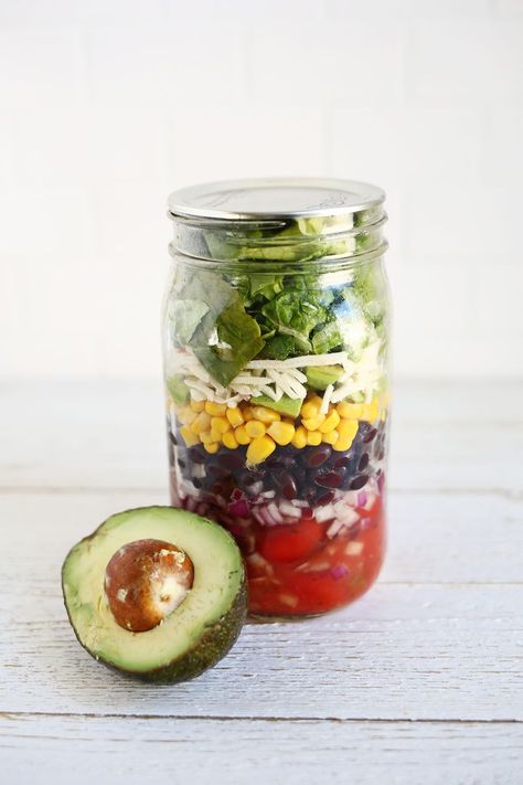 Mason Jar Lunch, Mexican Salad, Salad Jar Recipe, Mason Jar Salad Recipes, Mexican Salads, Fat Loss Foods, Mason Jar Salad, Mason Jar Meals, Salad In A Jar