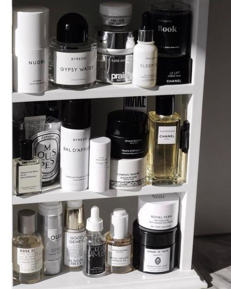 Shelf-care via @sofieuh 💫 Clay Mation, Alat Makeup, Care Organization, Black Skin Care, Beauty Organization, Skincare Organization, Beauty Storage, Beauty Room, Makeup Storage