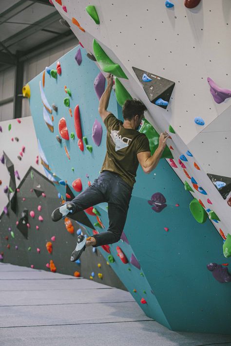 Bouldering Gym Aesthetic, Indoor Bouldering Wall, Rock Climbing Art Design, Bouldering Gym Design, Indoor Bouldering Aesthetic, Climbing Gym Aesthetic, Bouldering Aesthetic, Climbing Wall Design, Indoor Bouldering