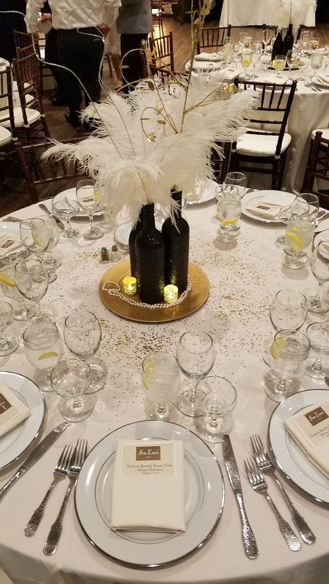 Gatsby Themed Party Favors, Gatsby Holiday Party, Great Gatsby Tables, 1920 Christmas Party, Gatsby Party Decorations 1920s, Gatsby Christmas Decor, Roaring 20s Table Setting, 1920s Engagement Party, 1920s Balloon Decorations