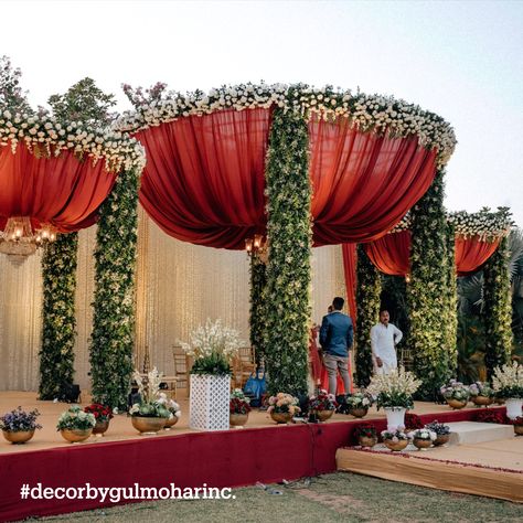 Red Mandap Decoration, Morning Wedding Decor Indian, Royal Indian Wedding Decor Mandap, Red Indian Wedding Decor, Indian Wedding Tent, Mantap Decor, Shaadi Mandap, Diy Nightstand Plans, Indian Wedding Mandap