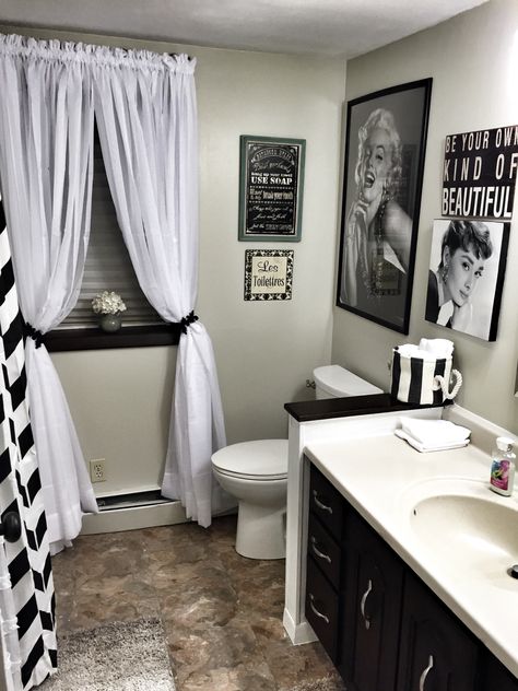 Old Hollywood Powder Room Old Hollywood Bathroom, Old Hollywood Home Decor, Marilyn Monroe Bathroom, Glam Bathroom Ideas, Makeup Room Design, Hollywood Bathroom, Tiny Powder Rooms, Glam Bathroom, Restroom Decor