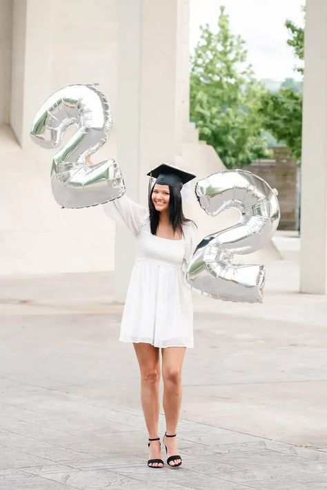 Senior Board, Cap And Gown Photos, Cap And Gown Pictures, Balloon Pictures, Graduation Photography Poses, Gown Pictures, Photo Balloons, High School Senior Photography, Pink Cap