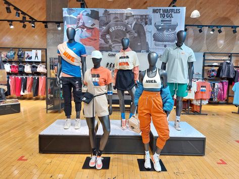 Nike México VM Nike Visual Merchandising, Vm Nike, Nike Ideas, Mannequin Styling, Visual Planning, Visual Merchandising Fashion, Mannequin Display, Clothing Store Design, Fashion Displays